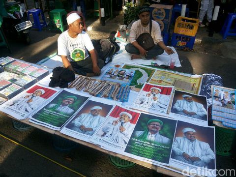 Penjual Atribut FPI Curi Perhatian Massa di Masjid Al-Azhar