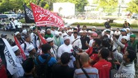 Sebelumnya diberitakan massa ormas Front Pembela Islam (FPI) akan mendatangi Polda Metro Jaya pagi ini untuk mengawal pemeriksaan Habib Rizieq Syihab terkait kasus palu arit. Massa terlebih dahulu akan salat duha.