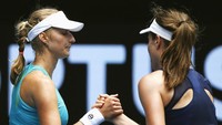 Johanna Konta berjabat tangan dengan Ekaterina Makarova. REUTERS/Issei Kato.