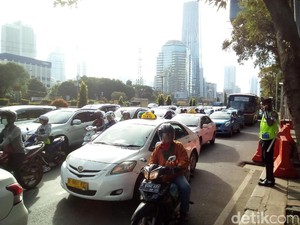 Jelang Pemeriksaan Habib Rizieq, Lalin Depan Polda Metro Macet