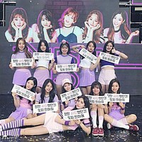 Kontrak I.O.I berakhir dalam setahun, dan personelnya bersinar lewat karya masing-masing. Misalnya Kim Sejong, Kim Doyeon, dan Jung Chaeyeon yang eksis sebagai aktris. Ada pula Jeon Somi dan Chungha sebagai solois. Kini mereka ingin mengobati kangen penggemar sekaligus merayakan 10 tahun debutnya. Foto: I.O.I/Instagram