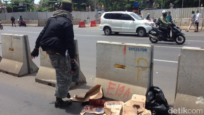 Pria Tertabrak TransJ di Depan Polda Metro Pedagang Air Mineral