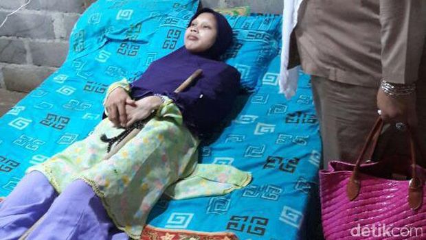 Sulami, warga Selorejo RT 31/11 Mojokerto, Kedawung, Sragen yang mengalami kelainan sehingga sekujur tubuhnya kaku