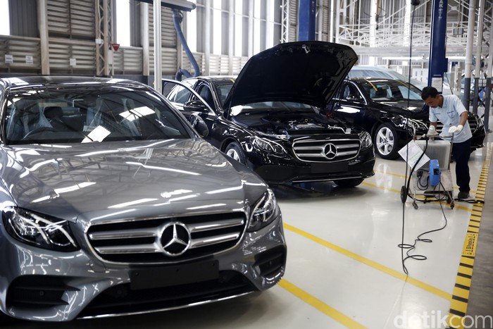 Pabrik Mercedes-Benz di Wanaherang, Bogor, mulai memproduksi sedan E-Class dengan dua varian, E 250 AVANTGRADE line, dan E 300 AMG Line.