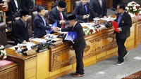 Dalam perjalanannya, fraksi-fraksi lain juga melirik kursi pimpinan, di antaranya Gerindra dan PKB. DPD juga bersurat agar kursi DPD di pimpinan MPR ditambah.
