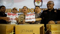 Walikota Jakarta Pusat Mangara Pardede (tengah) dan Ketua KPUD Jakarta Pusat Arif Bawono (kanan) dan sejumlah pejabat terkait menunjukan kertas surat yang baru dibuka dari kardus pengiriman.