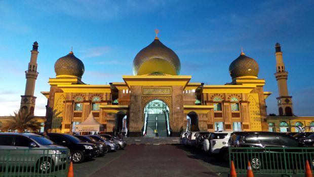Penampakan Masjid An Nur Pekanbaru di kala malam, cantik bukan? (Wahyu/detikTravel)
