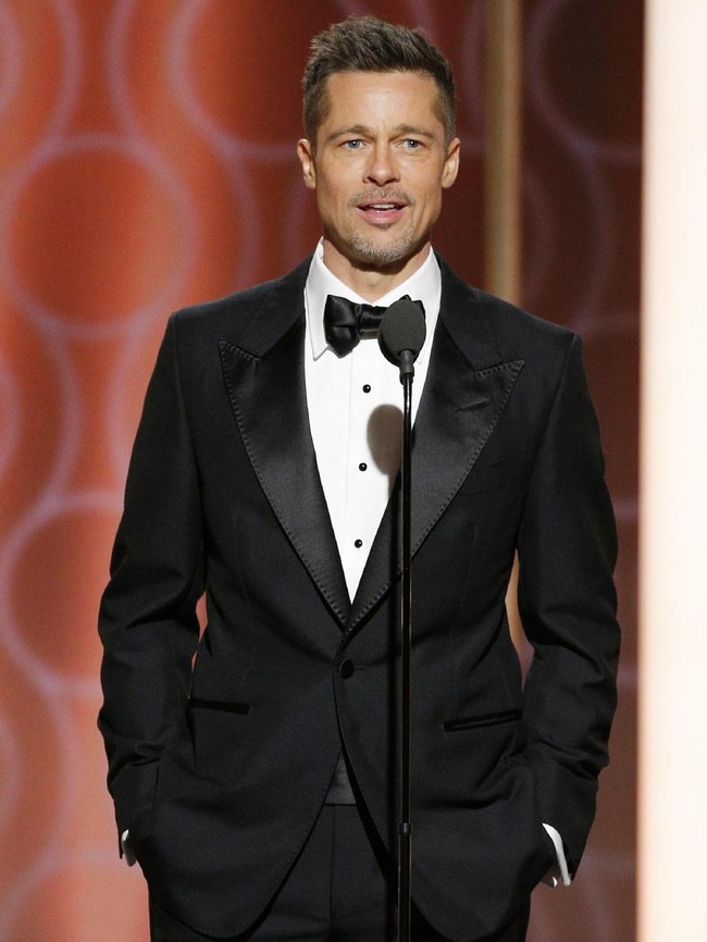 Brad Pitt mengaku jarang mandi karena kerepotan urus enam anak. Aku punya enam anak. Yang aku butuhkan hanya tisu bayi, pakai tisu bayi di bawa ketiak. Aku tidak punya waktu untuk mandi, ujar Brad Pitt.  Foto: Paul Drinkwater/NBCUniversal via Getty Images