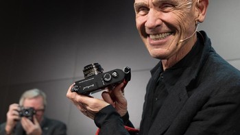 Leica M10 dikalaim sebagai kamera digital Leica M yang paling seksi alias paling tipis. Ketebalan kamera ini hanya berada di angka 33.7mm. Foto: Enche Tjin