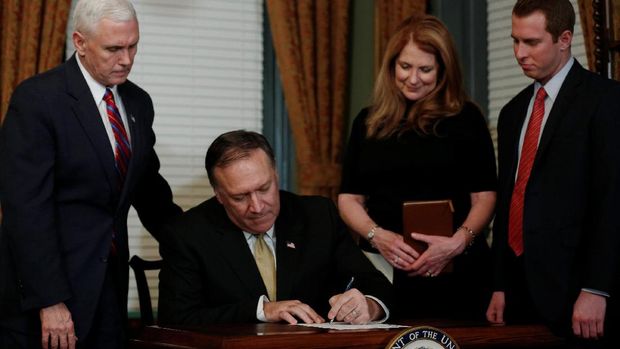 Mike Pompeo (tengah) saat menandatangani dokumen pelantikannya, didampingi Wapres Mike Pence (paling kiri), istrinya Susan Pompeo dan putra mereka Nick Pompeo (paling kanan)