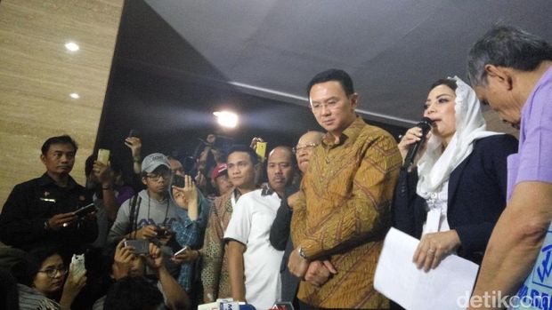  Basuki Tjahaja Purnama (Ahok) bersama tim pengacara usai sidang, Selasa (24/1/2017)