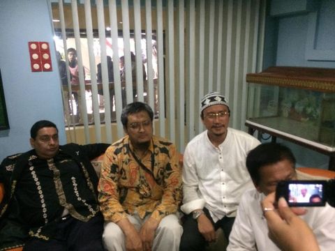 Pelapor Megawati, Baharuzaman memberikan keterangan pers di bilangan Jakarta Selatan