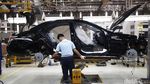Melihat Produksi Mercy E-Class Buatan Indonesia