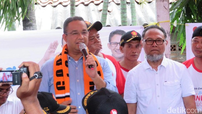 Temani Anies Blusukan di Kebon Jeruk, Bambang Widjojanto Berpantun