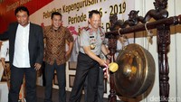 Jenderal Polisi Tito Karnavian membuka acara dengan menabuh gong sebelum memulai sesi diskusi ‘Demokrasi dan Kesejahteraan’  disaksikan Sekjen ProDem Setyo Purwanto (tengah).