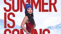Ilfenesh Hadera juga tak kalah seksi dengan topi biru, baju renang berwarna merah, dan boots salju. (Dok. Paramount Pictures)