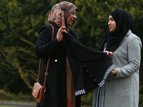 Ibu dan Anak Ini Jadi Polwan Berhijab Pertama di Skotlandia