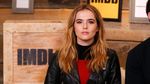 Tatapan Zoey Deutch Bikin Luluh