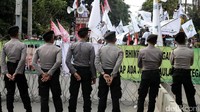 Polisi menjaga ketat aksi ini. Kawat berduri pun dipasang.