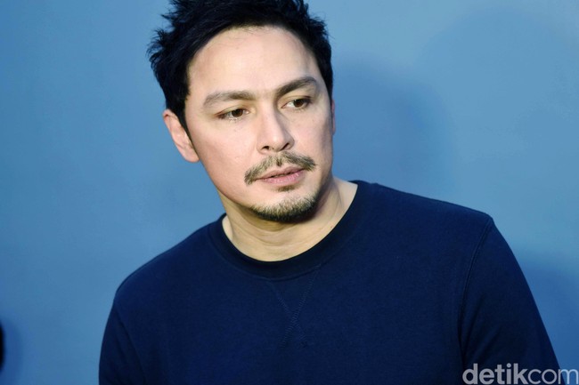 Tak kalah awet muda, Thomas Djorghi juga memiliki penampilan yang masih tetap menawan hingga saat ini. Melihat gayanya yang masih seperti anak muda, kamu mungkin tak akan menyangka jika Thomas Djorghi saat ini sudah berusia 53 tahun. Foto: Noel/detikHOT