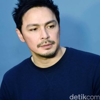 Tak kalah awet muda, Thomas Djorghi juga memiliki penampilan yang masih tetap menawan hingga saat ini. Melihat gayanya yang masih seperti anak muda, kamu mungkin tak akan menyangka jika Thomas Djorghi saat ini sudah berusia 53 tahun. Foto: Noel/detikHOT