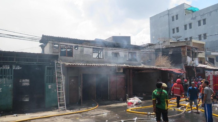 Cerita Petugas Pakai Air Got Saat Padamkan Api di Tambora