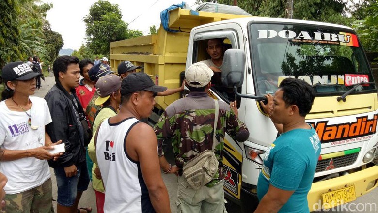 Jalan Rusak Warga Sekitar Tambang Emas Banyuwangi  Blokade 