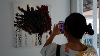Lukisan Zhu Jinshi lebih ke abstrak dan berani menggunakan warna-warna cerah. Foto: Tia Agnes/detiHOT