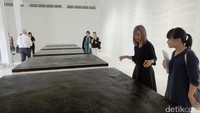 Teknik yang digunakan untuk melukis pun spontan. Foto: Tia Agnes/detiHOT
