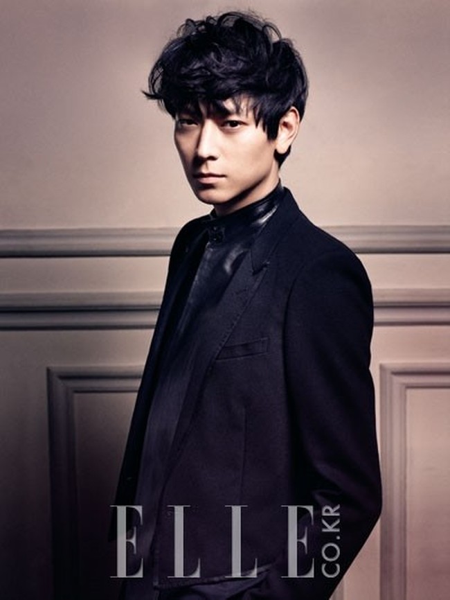 “Dari dulu aku kurang suka berbicara dengan orang-orang yang aku tidak tahu. Setiap orang punya kepribadian yang beda, dan aku rasa aku tidak bisa berkomunikasi dengan baik lewat social media,” ujar Kang Dong Won yang populer berkat film Temptation of Wolves ini. Foto: Elle