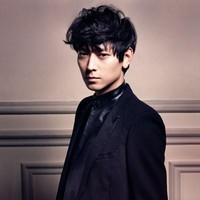 “Dari dulu aku kurang suka berbicara dengan orang-orang yang aku tidak tahu. Setiap orang punya kepribadian yang beda, dan aku rasa aku tidak bisa berkomunikasi dengan baik lewat social media,” ujar Kang Dong Won yang populer berkat film Temptation of Wolves ini. Foto: Elle