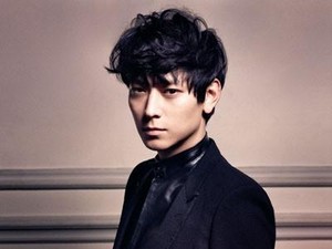 Kang Dong Won Tanggapi Kritik Netizen Saat Dibilang Tua di Preskon Peninsula