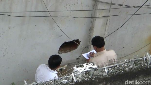 Petugas mengecek tembok yang dibobol para tahanan