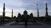 Setiap soe masjid ini selalu dipenuhi pengunjung. Mereka asyik berolahraga di halaman masjid yang luas. Ada yang ogging, ada pula yang main badminton seperti traveler ini (Wahyu/detikTravel)