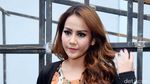 Dian Sastro Bikin Heboh, Raline Shah di Antara Dua Mobil Sport