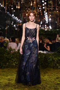 Dior Fashion Show Tampilkan Gaun-gaun Mewah di 'Hutan Belantara'