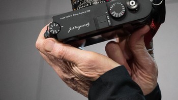 Desain Leica M10 dibuat sangat sederhana tapi fungsional. Tidak ada tombol video karena M10 memang absen fungsi perekaman, dan tidak ada tuas pilihan untuk mode drive (C, S, timer) dekat shutter. Sementara di bagian belakangnya hanya memiliki tiga tombol, yaitu Live view, Play dan Menu. Foto: Enche Tjin