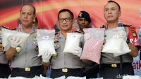 (Ki-ka) Kadiv Humas Polri Irjen Boy Rafli Amar, Kapolri Jenderal Tito Karnavian, dan Kapolda Metro Jaya Irjen M Iriawan menunjukkan barang bukti narkoba di Cakung, Jakarta Timur, Selasa (24/1/2017).