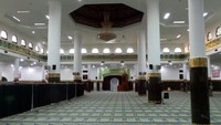 Begitu masuk ke dalam masjid, suasana megah langsung terasa. Interior masjid begitu indah dihiasi kaligrafi dan tata lampu yang membuat masjid ini terang benderang (Wahyu/detikTravel)