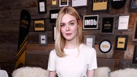Aktris berusia 18 tahun itu tampil cantik dengan kaus putih, celana dan heels hitam. Rich Polk/Getty Images for IMDb/detikFoto.