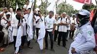 Mereka berorasi di depan lokasi sidang di Auditorium Kementerian Pertanian, Pasar Minggu.