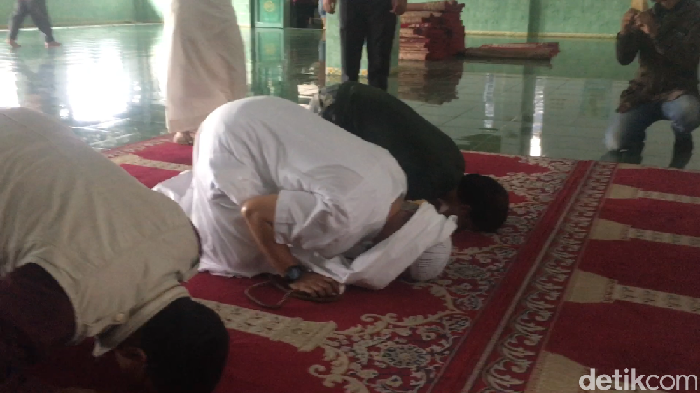 Nurul Fahmi Sujud Syukur Setelah Penahanannya Ditangguhkan