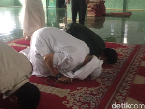 Nurul Fahmi Sujud Syukur Setelah Penahanannya Ditangguhkan