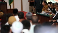 Tiga orang saksi pelapor tersebut yakni Ibnu Baskoro, Muhammad Asroi Saputra dan Iman Sudirman. Pool/Faizalfanani.