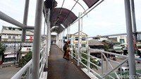 Atap jembatan penyeberangan orang (JPO), di Jalan KS Tubun, Petamburan, Jakarta, Selasa (24/01/2017), bolong tak beratap.