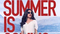 Priyanka Chopra tampil berbeda dengan dress putih yang memperlihatkan kaki jenjangnya. (Dok. Paramount Pictures)