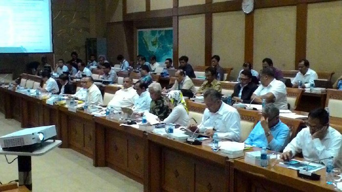 Malam-malam, Dirut PLN Rapat dengan DPR
