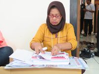KPU Jakarta Barat Sortir Jutaan Kertas Suara
