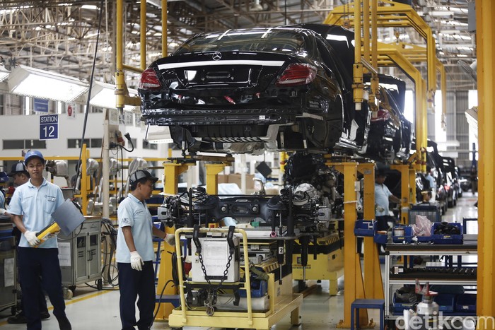 Pabrik Mercedes-Benz di Wanaherang, Bogor, mulai memproduksi sedan E-Class dengan dua varian, E 250 AVANTGRADE line, dan E 300 AMG Line.