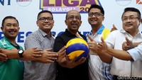 Direktur Proliga Hanny Surkatty (tengah) menunjukkan bola yang akan digunakan dalam kompetisi bola voli Proliga 2017.